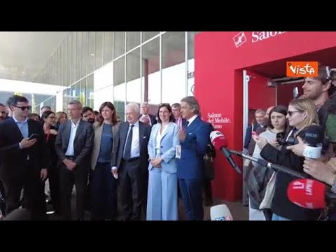 Schlein al Salone del Mobile durante la foto di rito: “Sembriamo dei boomer”