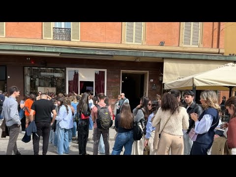 Bologna, la lunga fila per l’apertura del negozio di Martina Strazzer in via Rizzoli