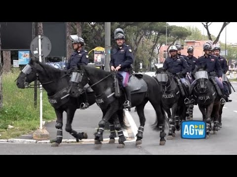 Roma, tensione per il derby: all’Olimpico scontri e cariche della polizia, il video