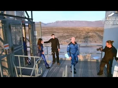 Katy Perry e Lady Bezos nello spazio, il momento di raccoglimento prima del lancio