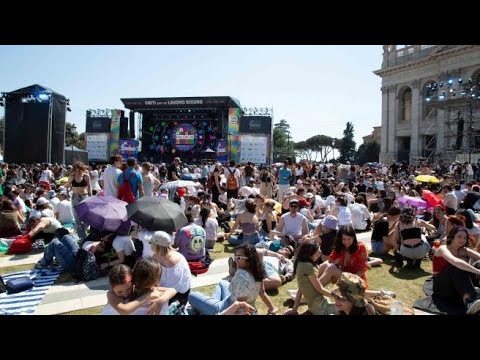 Concertone, già un migliaio di giovani in piazza