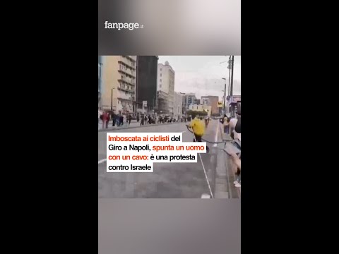 Imboscata ai ciclisti del Giro a Napoli, spunta un uomo con un cavo: è una protesta contro Israele