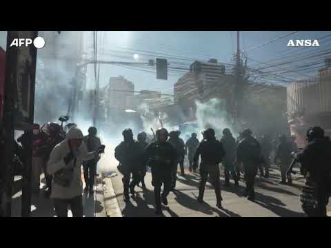Bolivia, scontri a La Paz tra polizia e sostenitori di Morales