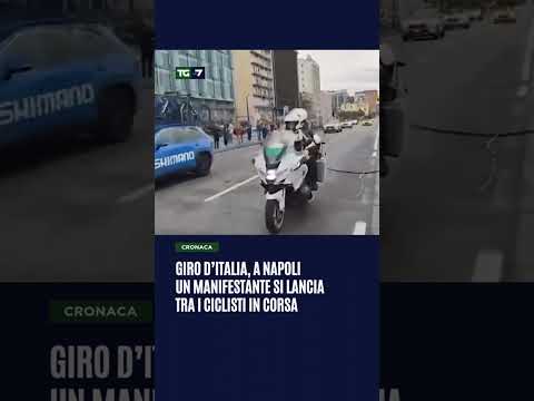 Giro d’Italia, a #Napoli un manifestante si lancia tra i ciclisti in corsa