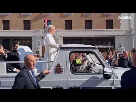 Bandiera ucraina a salutare papa Leone XIV al passaggio in papamobile