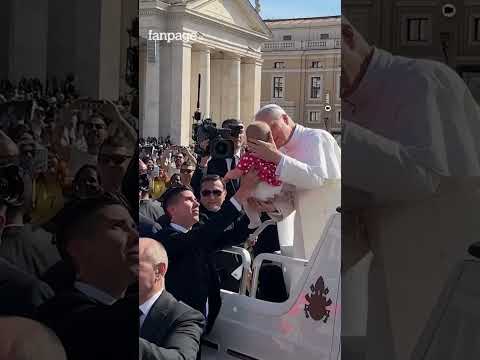 Durante il giro in papamobile, prima della messa di inizio pontificato, Papa Leone XIV si è fermato