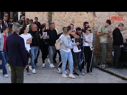 Monreale, ai funerali delle tre vittime applausi all’arrivo delle bare