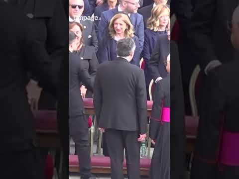 Abbraccio Meloni – Zelensky in Piazza San Pietro prima della messa di inizio pontificato di papa Leo