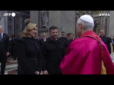 Papa Leone XIV saluta il presidente ucraino Zelensky