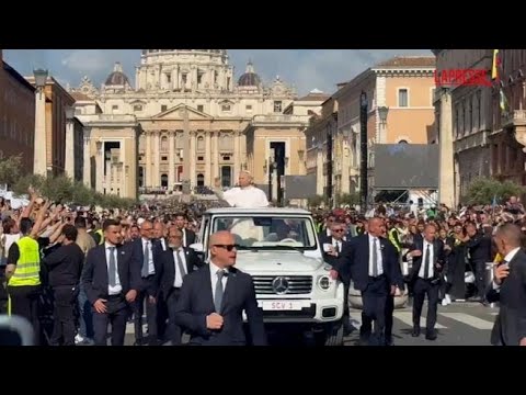 Papa Leone XIV, il passaggio di Prevost su via della Conciliazione verso San Pietro