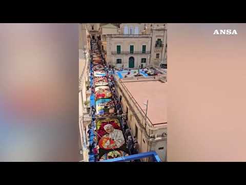 Infiorata di Noto, via Nicolaci si veste di fiori