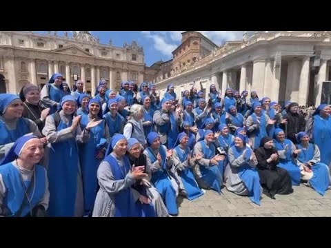 Le fan di Papa Leone XIV: coro e selfie per le suore “serve del Signore”