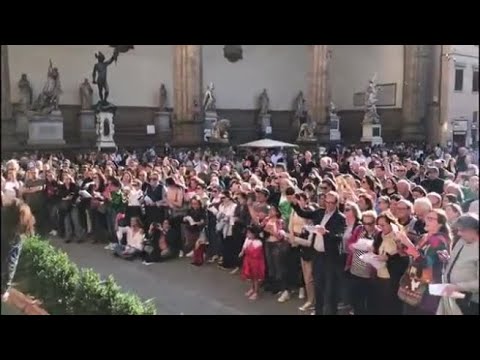 Buon compleanno Francesco Nuti, tutta piazza della Signoria intona in coro «Sarà per te»