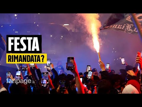 Tifosi del Napoli in festa a Capodichino per accogliere la squadra: lo scudetto sembra a un passo