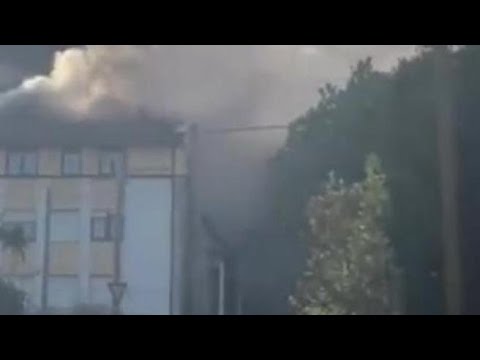 Bologna, l’incendio all’ex cinema Smeraldo di via Toscana: il video della nube di fumo