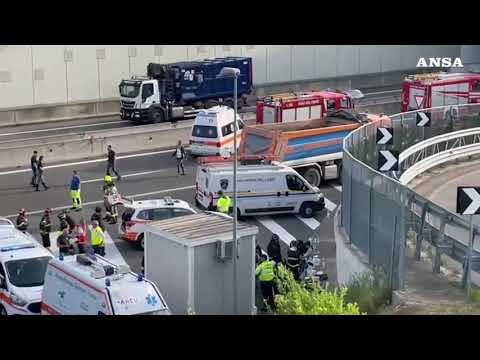 Pullman con alunni di elementare tampona un camion, morta una maestra