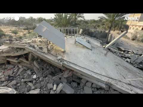 Gaza, si scava fra le macerie a Deir el-Balah