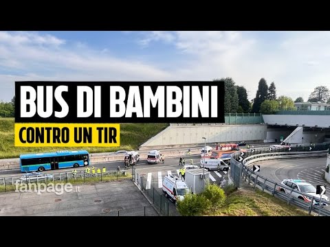 Bus con scolaresca contro un tir, morta una maestra. I testimoni: “I bambini piangevano spaventati”.