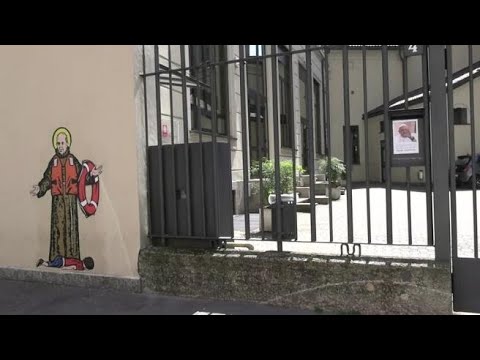 Il nuovo murale dedicato a Papa Francesco con l’aureola e il saio francescano 