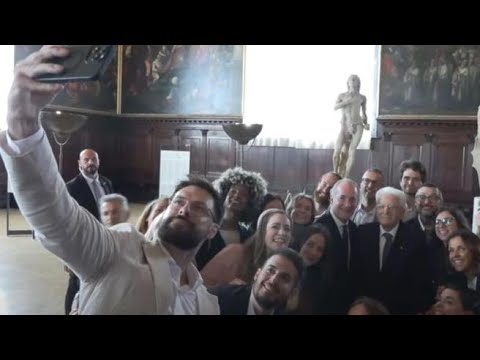 Mattarella a Venezia, la visita a San Marco e il sefie con Zaia e i creator veneti: il video