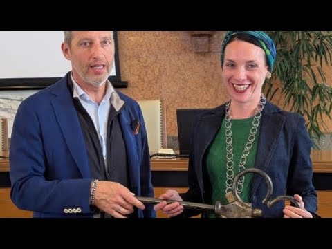 Merano, la neosindaca Katharina Zeller si toglie la fascia tricolore