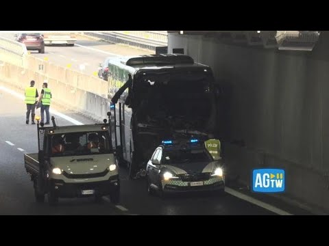 La facciata del pullman con a bordo la scolaresca distrutta dopo l’impatto con un tir a Lomazzo