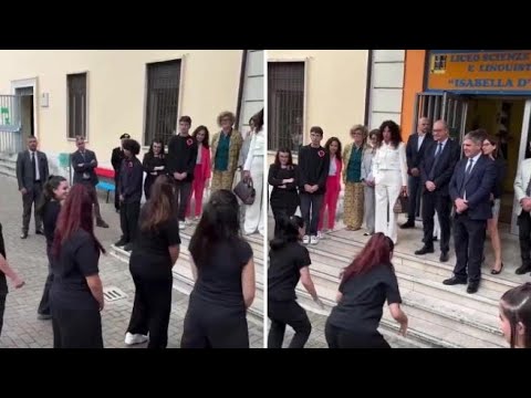 Tivoli, un balletto delle studentesse del Liceo per accogliere il ministro Valditara