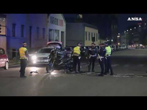 Cade dallo scooter mentre fugge dalla polizia e muore in ospedale a Milano