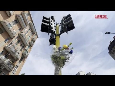 Milano, muore per sfuggire a controllo polizia: fiori sul luogo dell’incidente