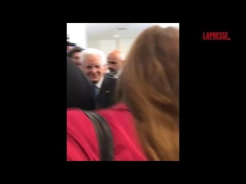 Bruxelles, Mimmo Lucano consegna kefiah a Mattarella