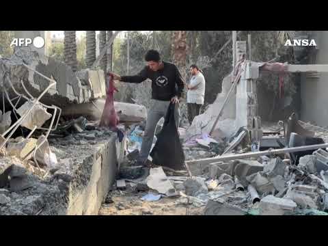 Gaza, fra le macerie dopo un attacco israeliano a Deir El-Balah