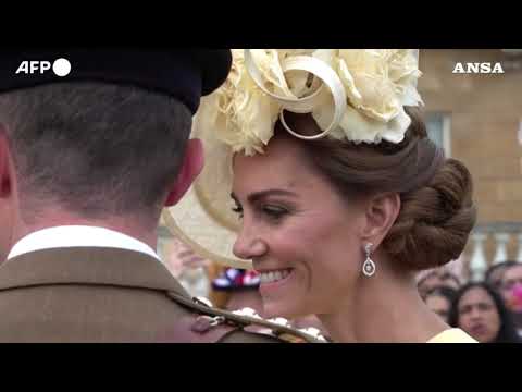 Londra, William e Kate a un garden party