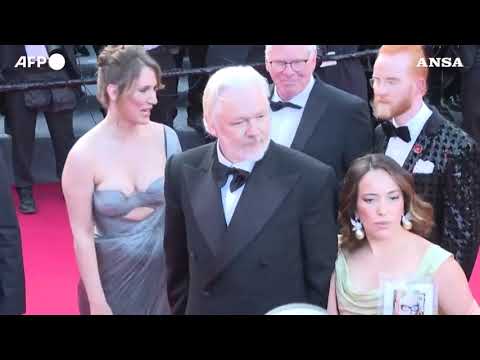 Cannes, Julian Assange e la moglie Stella sul red carpet