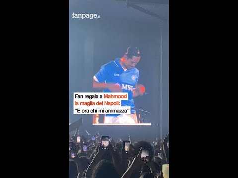 Durante il concerto al Palapartenope di Napoli, Mahmood ha indossato la maglia della squadra azzurra