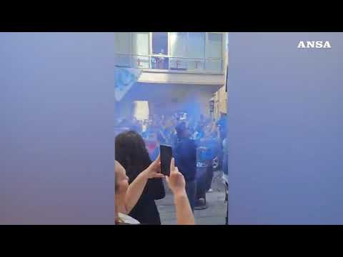 Un ‘fiume’ umano in via Toledo con le maglie del Napoli