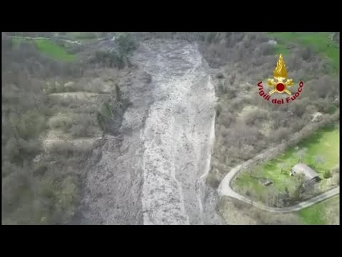 Frana di Boccassuolo, il video dei droni: «Ecco l’evoluzione che avrà la colata di fango»