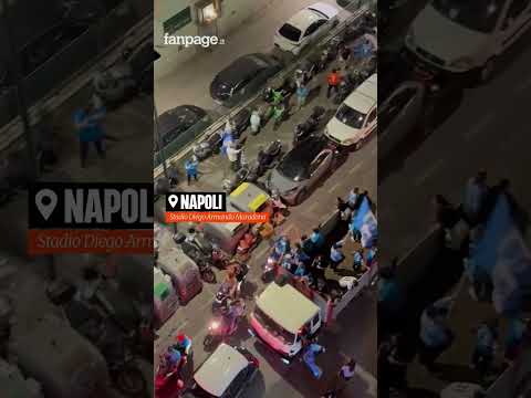 Scudetto Napoli, esplode la festa fuori lo stadio Diego Armando Maradona: tifosi azzurri in strada