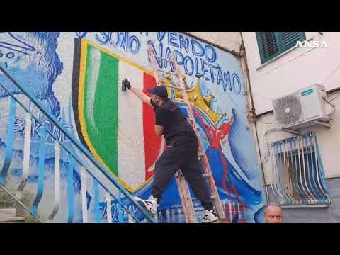 A Napoli writer al lavoro su murales, il 4 al posto del 3