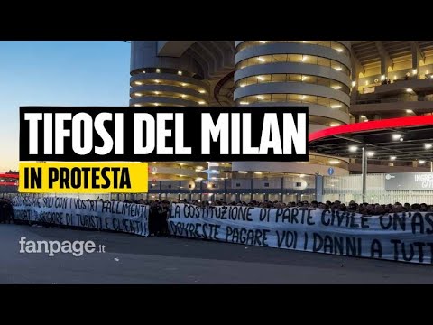 Migliaia di tifosi del Milan escono da San Siro durante la partita in segno di protesta: “Vergogna”