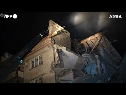 Nuova ondata di bombardamenti in Ucraina, soccorritori in azione a Mykolaiv