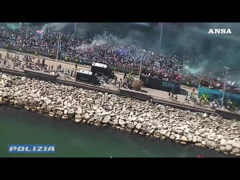 Festa Scudetto, i calciatori del Napoli sfilano sui bus scoperti