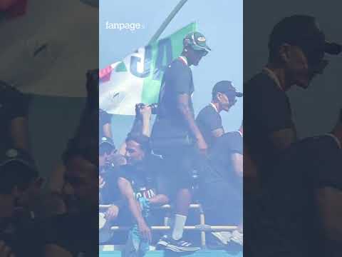La festa dei giocatori del Napoli: cori con Conte sul pullman scoperto tra i tifosi