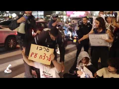 Israele, tensione con gli agenti alla protesta contro la guerra a Gaza