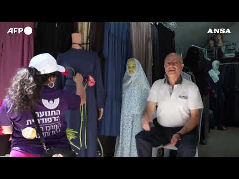 Jerusalem Day, attivisti israeliani distribuiscono fiori anche ai palestinesi