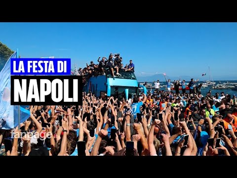 De Laurentiis, Conte e i giocatori del Napoli ballano sul pullman scoperto: è la festa scudetto