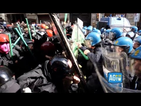 Le immagini degli scontri al corteo contro il decreto sicurezza a Roma