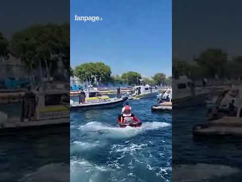 Cosa si sono inventati i tifosi per seguire i calciatori del Napoli: arrivano dal mare per la festa