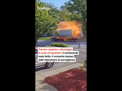 Il momento in cui un camion transita nel quartiere Addison di Chicago ed esplode