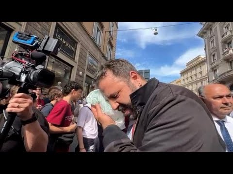 Luca Blasi ferito durante gli scontri tra manifestanti e polizia a Roma: «Mi hanno massacrato»