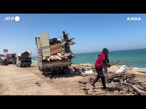 Gaza, il viavai dei palestinesi sfollati lungo la strada costiera di Al-Rashid